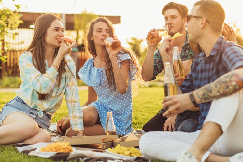 Fröhliche Gäste bei Gartenfeier mit Drinks | Pavillon für Garten