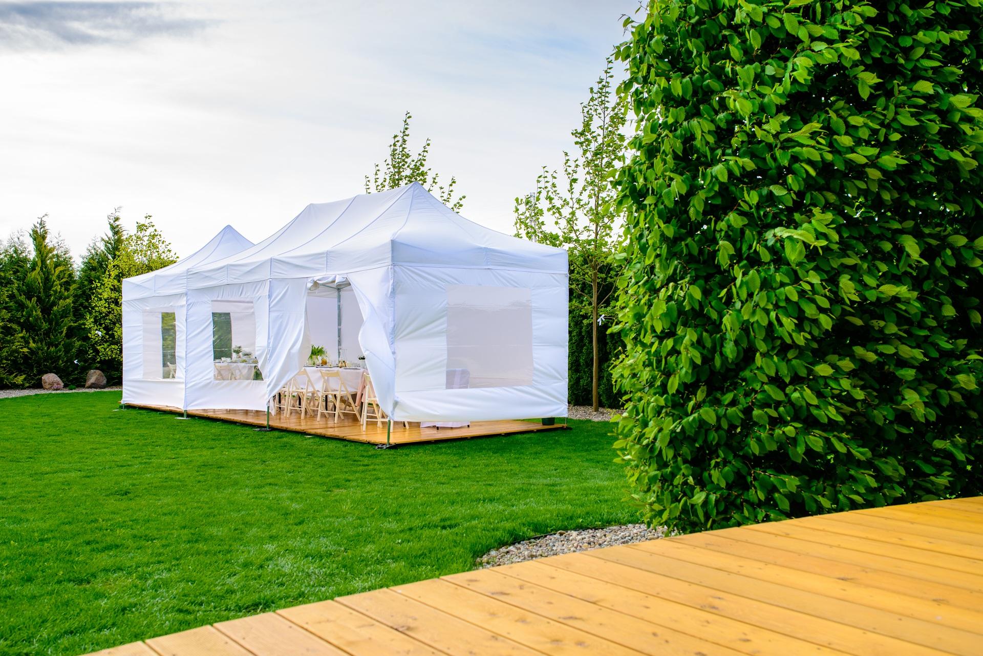 Weißer Eventpavillon mit Tischen | Pavillon für Garten