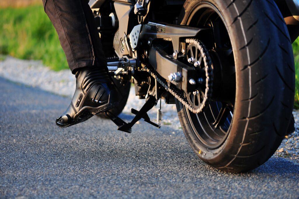 Honda CB 1000 Hornet Zubehör: Heckansicht mit Kette und Fahrer auf der Straße