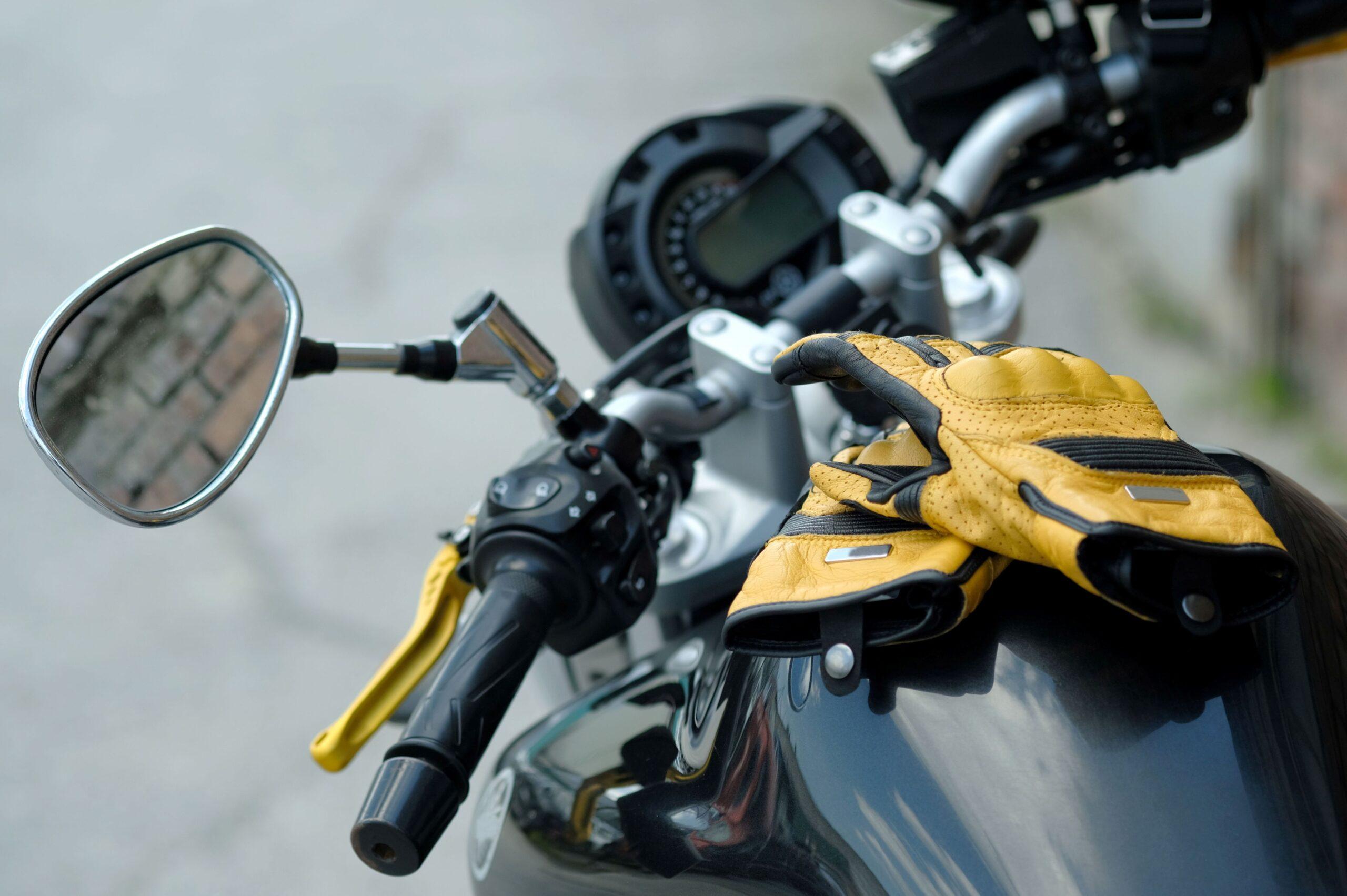 Honda CB 1000 Hornet Zubehör: Lenkeransicht mit Handschuhen und Display