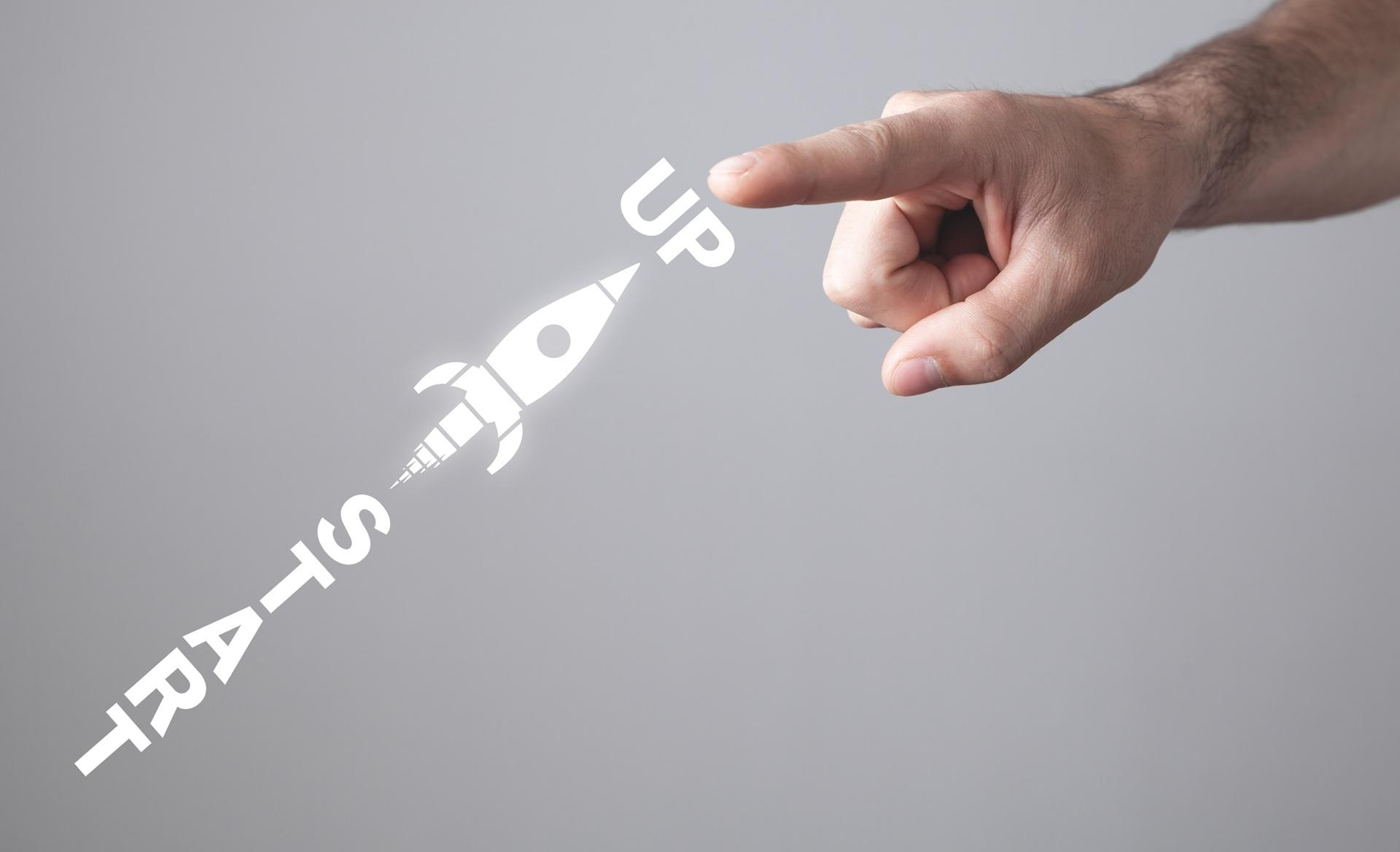 Finger zeigt auf Startup-Rakete | Wasserenthärter

