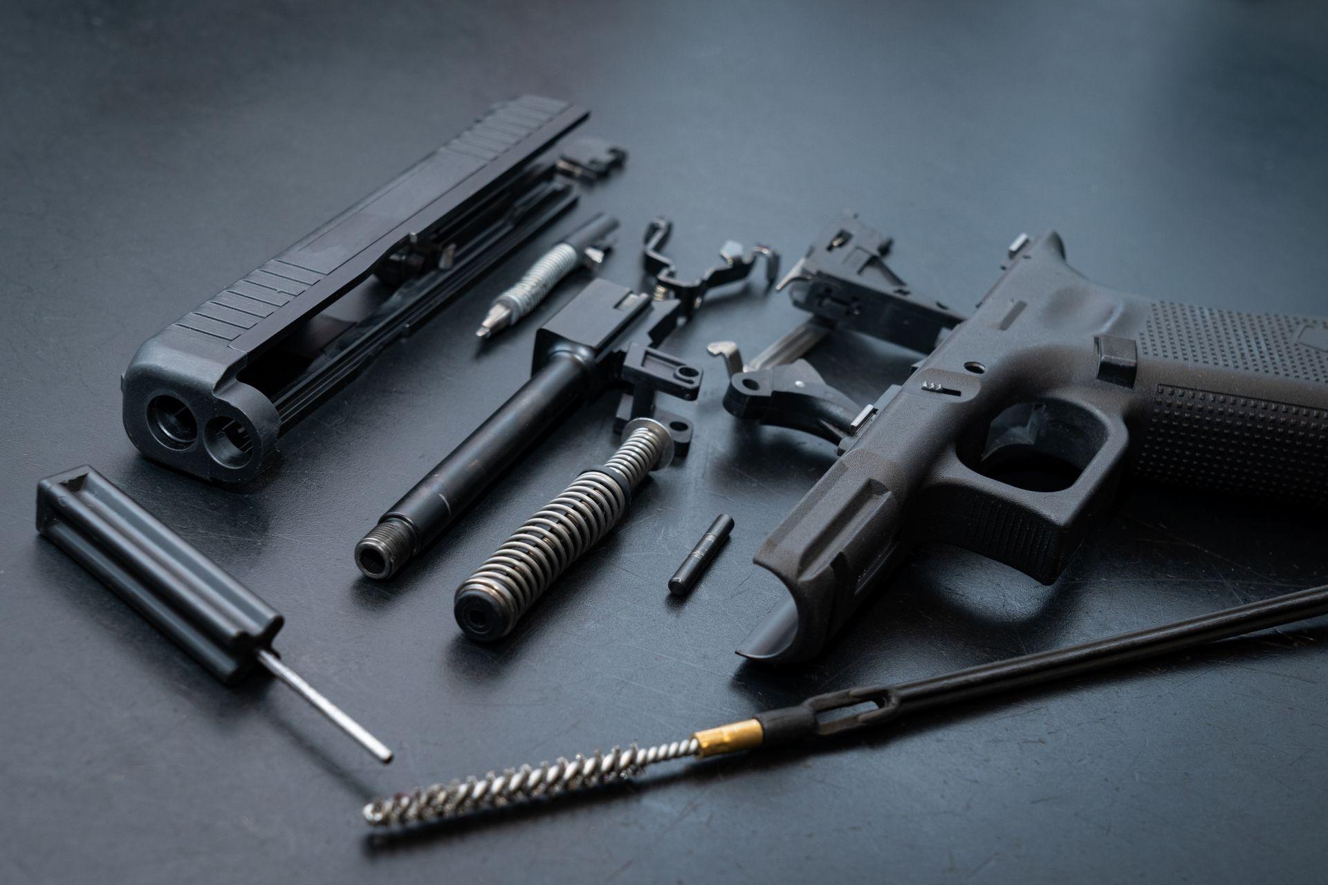 erlegte Airsoft-Pistole mit Feder, Lauf und Einzelteilen – Darstellung von Aufbau und Wartung bei CO₂-betriebenen Waffen