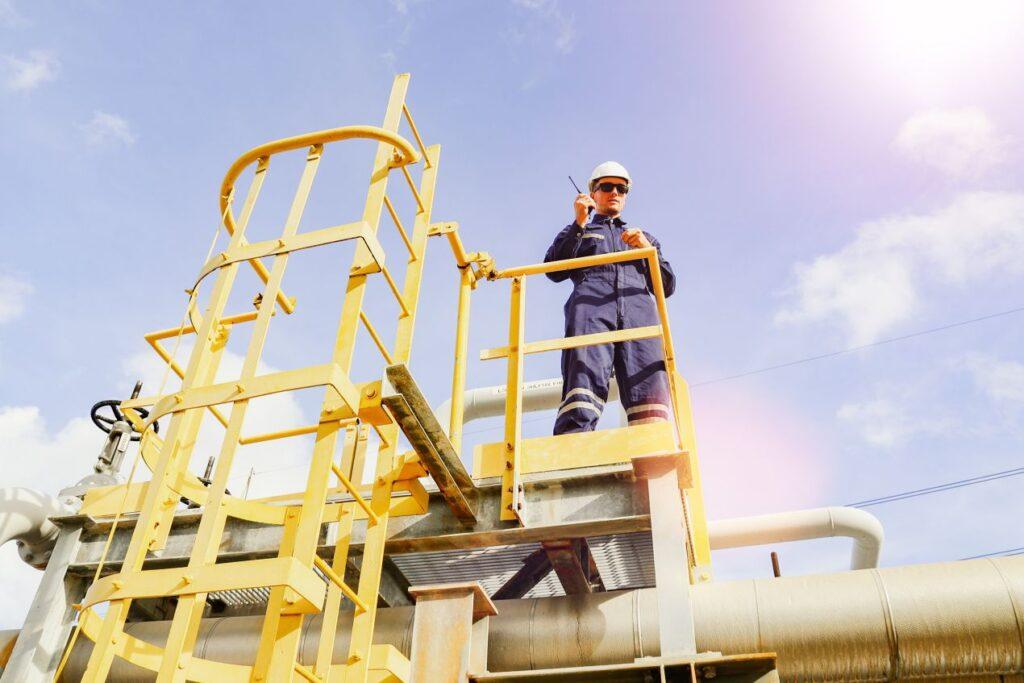 arbeiter-steuert-hebeanlage-bei-montage-von-schwerlastduebel-systemen-in-industriehalle