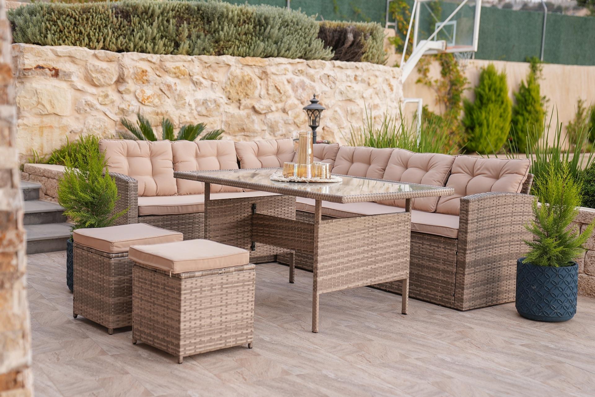 Gemütliche Rattan-Lounge auf Terrasse mit Steinmauer | Poolschlauch